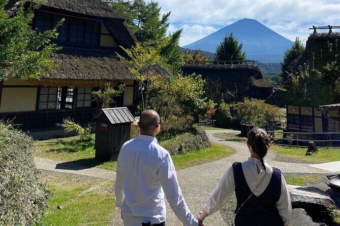 Full Day Tour to Mount Fuji in Spanish - Stop-by-stop: Chureito Pagoda and Kitaguchi Hongu Fuji Sengen Jinja