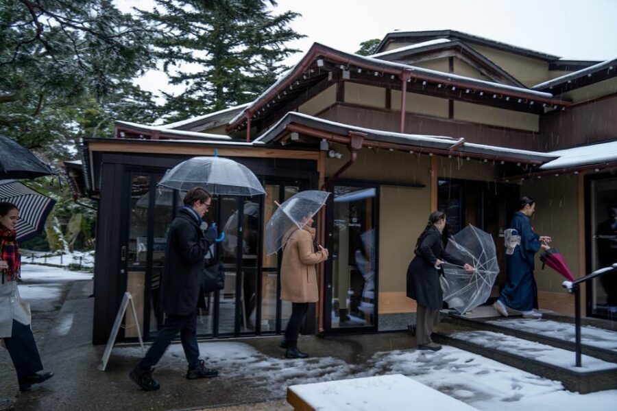 Kanazawa: Kenrokuen Tea Ceremony Experience - Etiquette Coaching: What to Do With Your Body and Mind