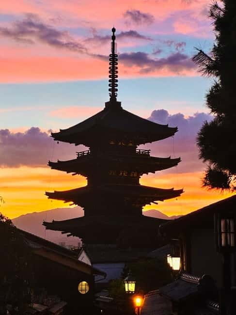 Kyoto Geisha Walking Tour: Gion District & Hidden Gems - The main event: spotting geiko and maiko heading to appointments