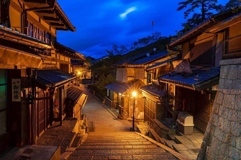 Kyoto Geisha Walking Tour: Gion District & Hidden Gems - Hōkan-ji Pagoda: a built-in photo stop with cultural weight