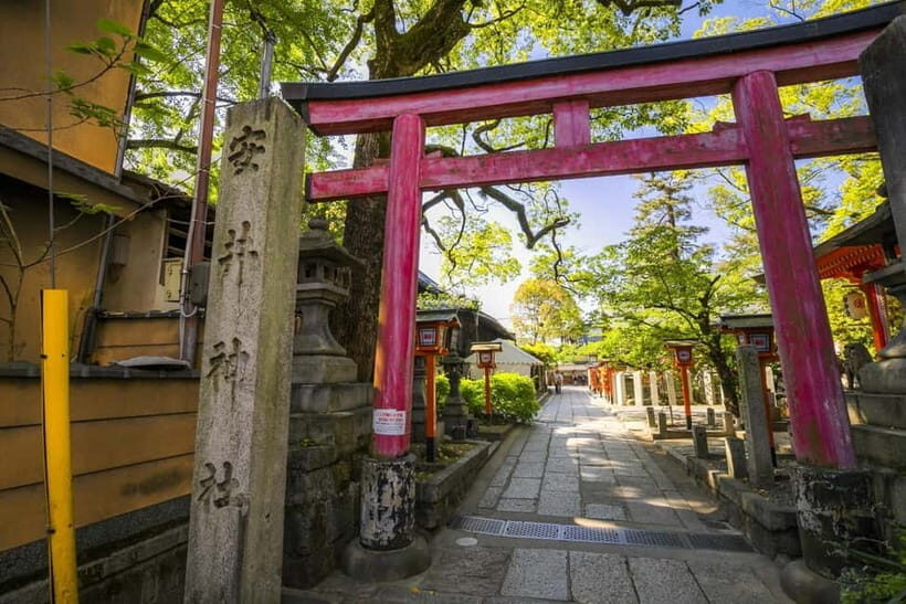 Kyoto Geisha Walking Tour: Gion District & Hidden Gems - Chion-in Temple and its national treasures (the stop many people miss)