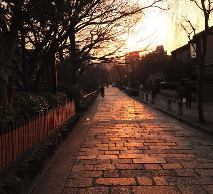 Kyoto Geisha Walking Tour: Gion District & Hidden Gems - Off-the-beaten-path photo spots that don’t feel like a photo shoot