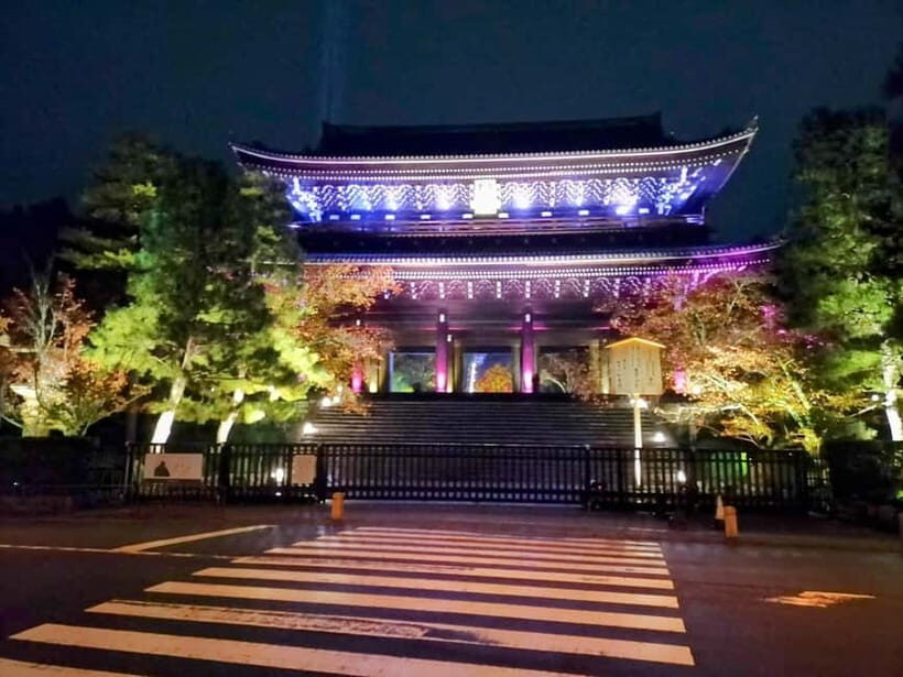 Kyoto Geisha Walking Tour: Gion District & Hidden Gems - Meeting by Hotel Alza Kyoto and finding the red parasols
