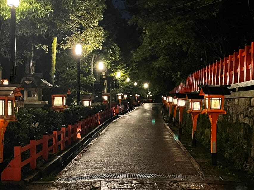 Kyoto: Gion Geisha District Walking Tour - Stories of Geisha - Izumo-no-Okuni statue: kabuki origins in the middle of Gion night