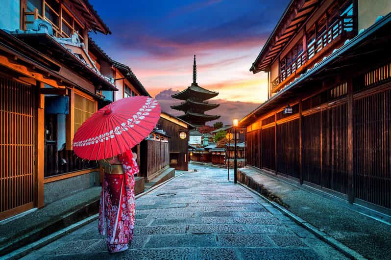 Kyoto: Gion Sunset Walking Tour with Local Guide - Kyoto Minami-za to Hanamikoji Street: From Theater District to Lantern Alley