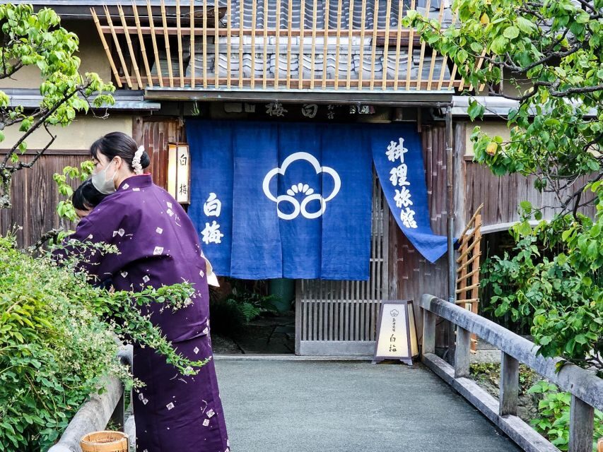Kyoto: Gion Sunset Walking Tour with Local Guide - Maruyama Park and Yasaka Shrine When the Crowd Thins Out