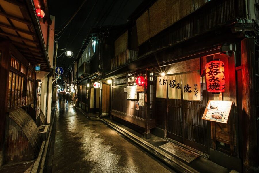 Kyoto: Gion Sunset Walking Tour with Local Guide - Snack Break in the Neighborhood: A Pause That Keeps the Evening Moving