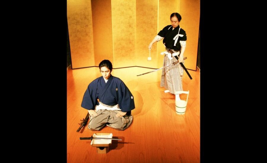 Kyoto: Samurai Kenbu Traditional Sword Dancing Show - The mini sword lesson: what to expect when you try holding a katana