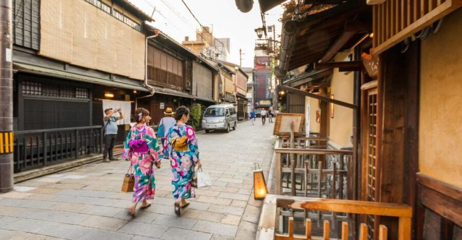 Night Walk in Gion: Kyoto's Geisha District - Gion at Night: why 100 minutes feels like the right slice