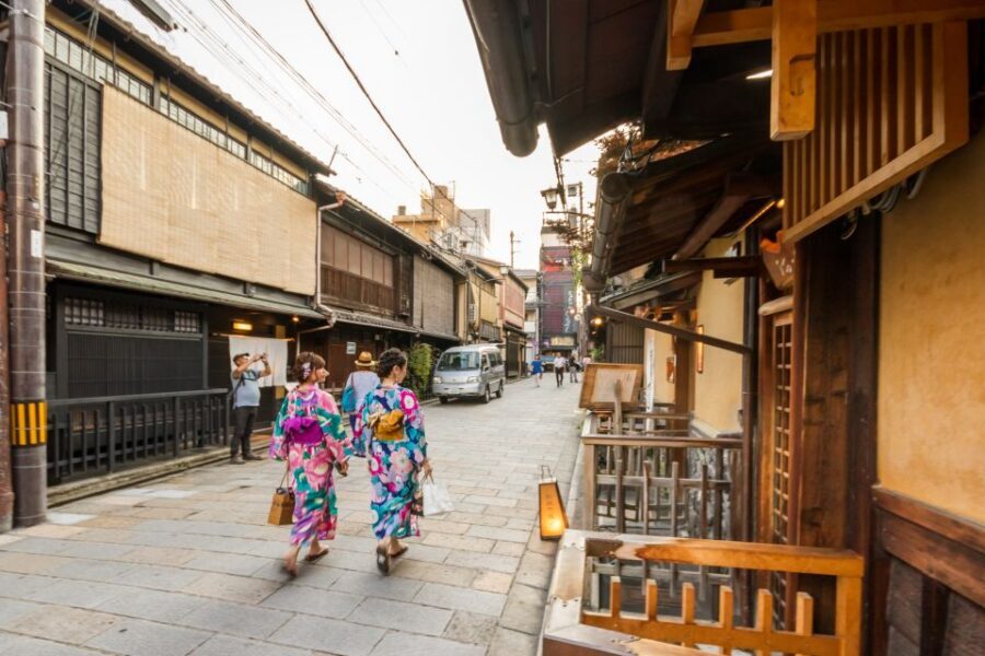 Night Walk in Gion: Kyoto's Geisha District - Memoirs of a Geisha streets and that stream moment