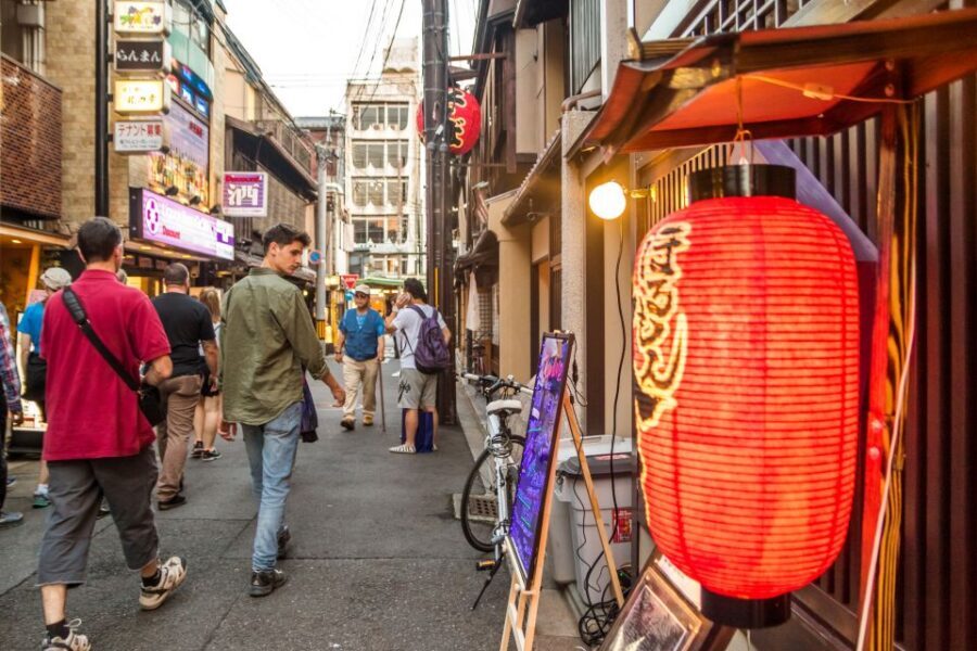 Night Walk in Gion: Kyoto's Geisha District - Geiko vs Maiko: kimono, hairstyle, and the meaning behind the look