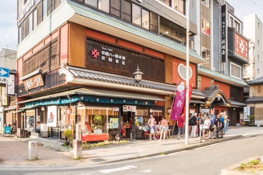 Night Walk in Gion: Kyoto's Geisha District - Etiquette in practice: what to do when you’re close