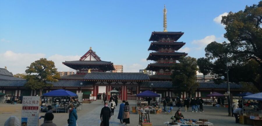 Osaka: Five Must-See Highlights Walking Tour & Ramen Lunch - Kuromon Ichiba Market: Edo-era market life under one roof