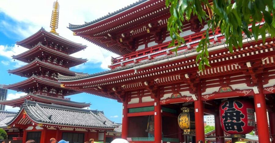 Tokyo: Asakusa and Tokyo’s Oldest Temple Senso-ji Tour - Kaminarimon Gate: the best quick orientation photo