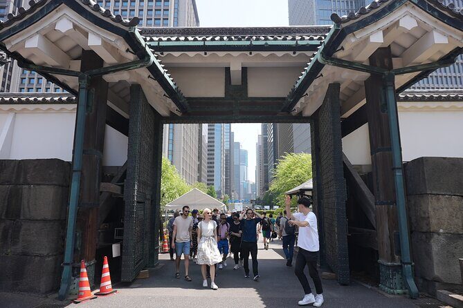 Tokyo: Imperial Palace and Shogun Historical Walking Tour - What the guide adds: Emperor, shoguns, and modern Tokyo connections