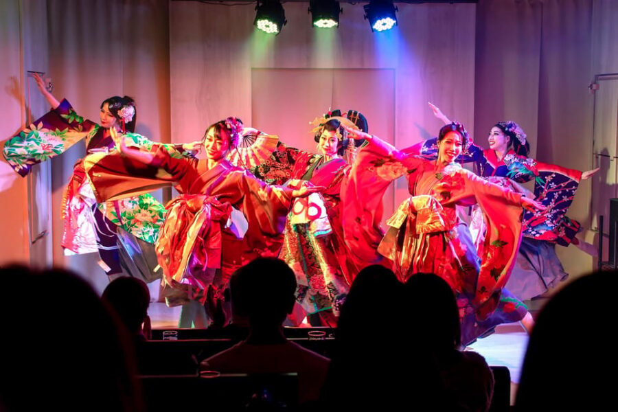 Tokyo: Japanese Dance Cabaret Theater Asakusa-Kaguwa Ticket - Before the curtains: red interior, drink service, and photo moments